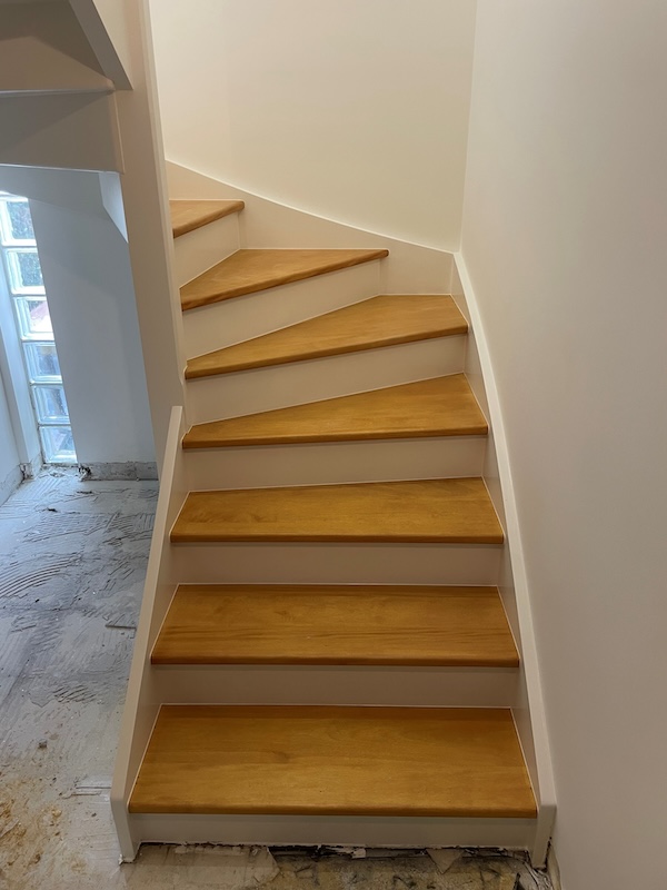 Rio concept déco - artisan peintre - peinture escalier marches et contremarches constrastées Rennes Pacé Le Rheu Vezin